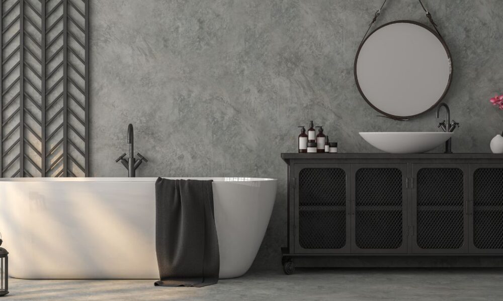 Łazienka w stylu loftowym - szara betonowa ściana i biała wanna
