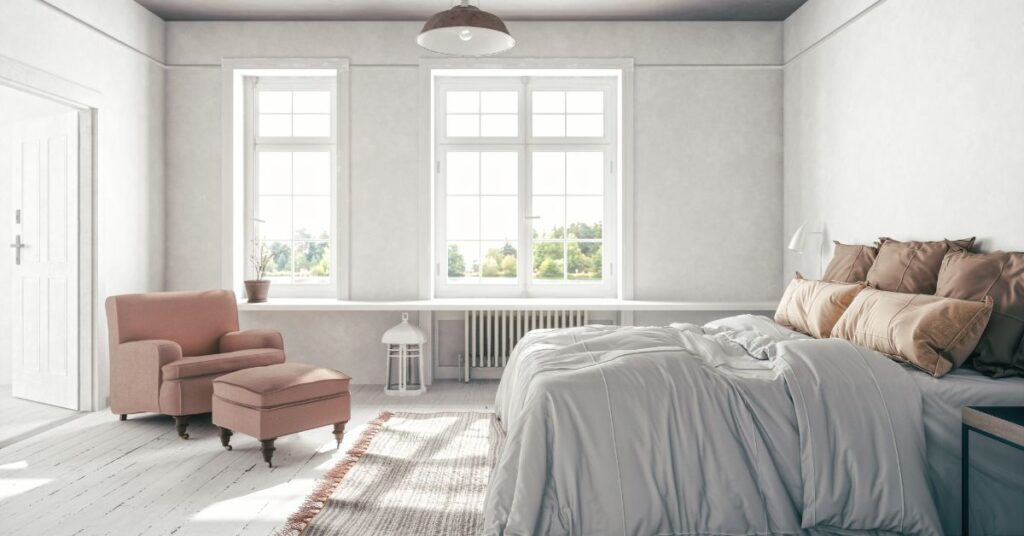 Sypialnia w stylu skandynawskim z dużymi oknami