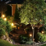 Oświetlony taras w ogrodzie nocą