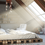 Mała sypialnia na poddaszu ze skosem w stylu rustykalnym