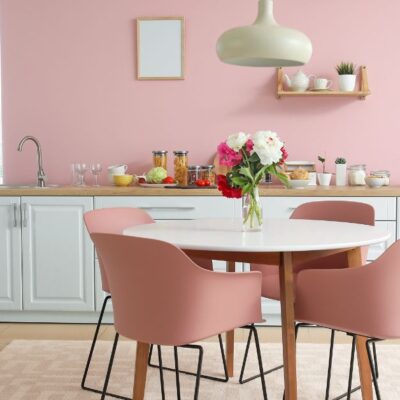 Różowy kolor ścian w kuchni