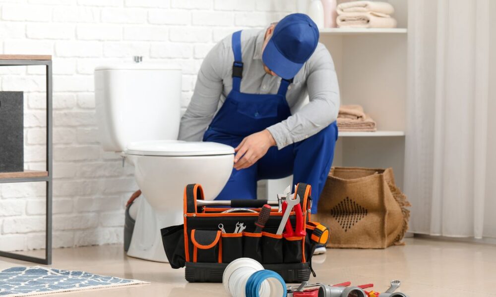 Mężczyzna instalujący kompakt WC