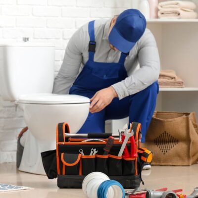 Mężczyzna instalujący kompakt WC