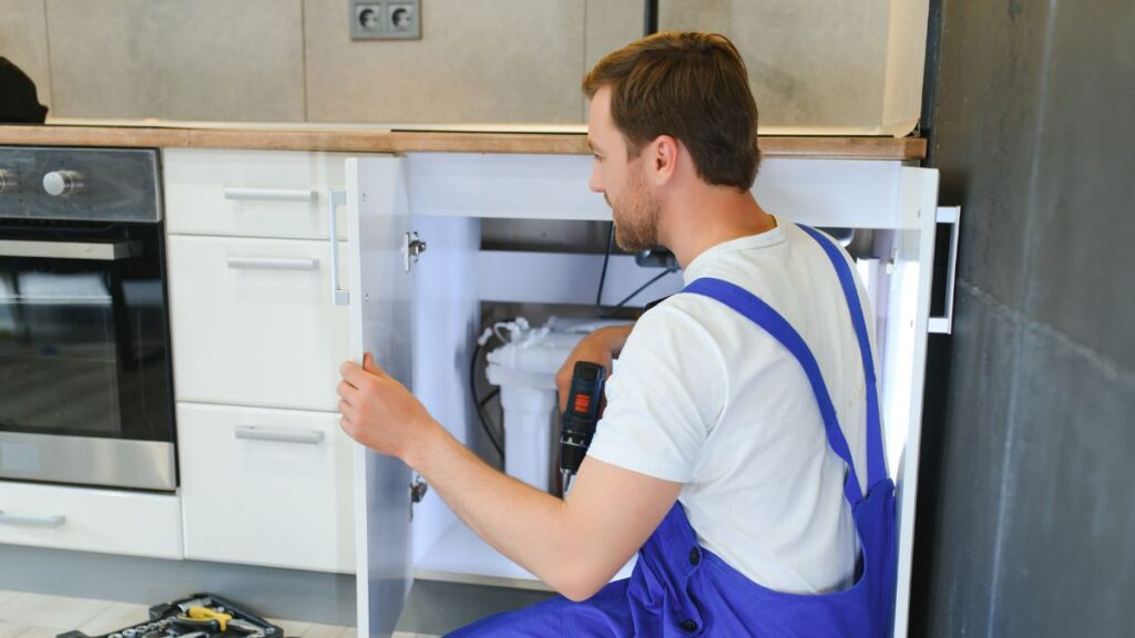 Mężczyzna instalujący szafkę