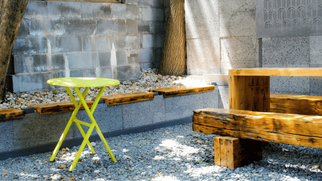 odnowione drewniane meble na tarasie