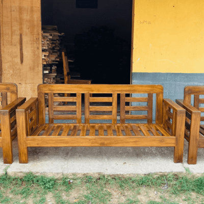 odnowione drewniane meble ogrodowe